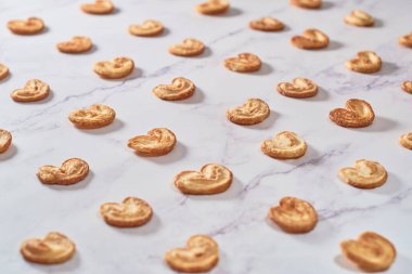 Palmier puf böreği ya da beyaz mermer masada fil kulağı seti..