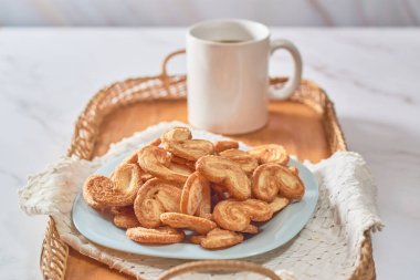 Palmiye kurabiyesi ya da puf böreği, karamelize edilmiş ve ahşap tepside çıtır çıtır hamur işi..