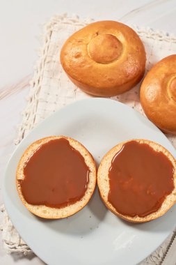 Meksika bisquet veya bisküvi ekmeği, karamel ile yarı yarıya..