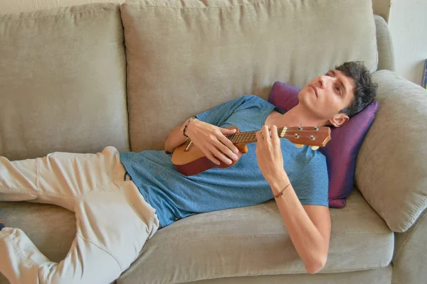 Jovem Relaxando Casa Tocando Seu Ukulele Conceito Saúde Mental Zona — Fotografia de Stock