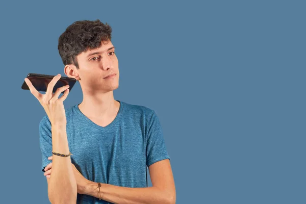 Jeune Homme Écoute Attentivement Message Vocal Sur Son Smartphone Isolé — Photo