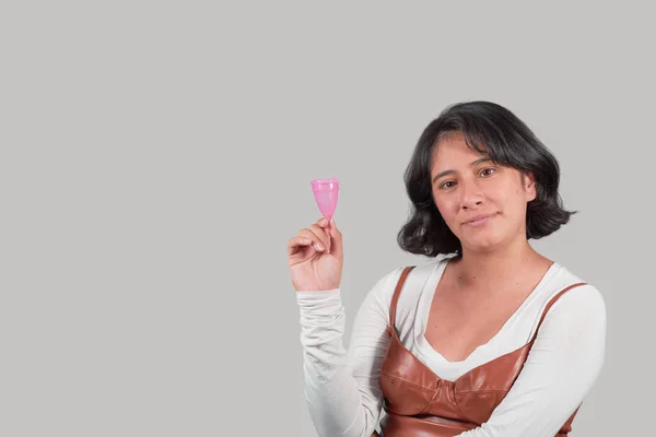 Портрет Молодой Латинской Женщины Менструальной Чашкой Изолированный — стоковое фото
