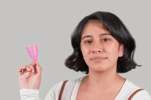 Retrato Jovem Latina Segurando Copo Menstrual Isolado — Fotografia de Stock