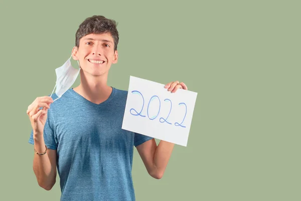 Kerel Met Een Gelukkig Nieuwjaar 2022 Poster Doet Zijn Masker — Stockfoto