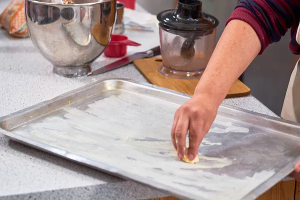 Mulher Coloca Manteiga Bandeja Aço Para Cozinhar — Fotografia de Stock
