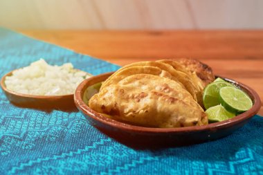 Ahşap bir masada otantik sokak barbacoa tacoları. Meksika yemeği konsepti.