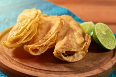 Ahşap masada otantik barbacoa tacoları. Meksika yemeği konsepti.