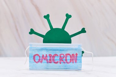 Covid 19 Omicron yazılı yüz maskeleri.
