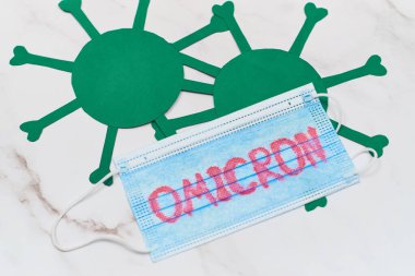 Üzerinde Omicron varyant metni olan bir yüz maskesi. Covid-19 yeni varyant
