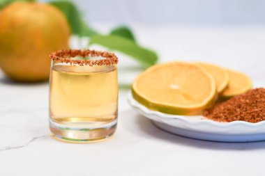 Kırmızı biber ve portakallı Meksika mezcal shot 'ı.