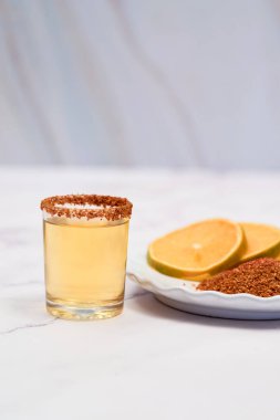 Mezcal Meksika içkisi, portakal dilimleri ve kırmızı biberli.