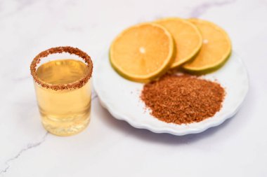 Acı biberli Mezcal shot, Meksika geleneksel içeceği.