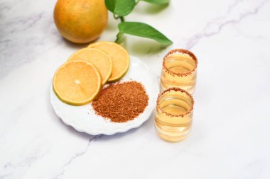 Mezcal Meksika içkisi, portakal dilimleri ve kırmızı biberli.