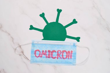 Covid 19 Omicron yazılı yüz maskeleri.