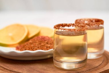 Mezcal Meksika içkisi, portakal dilimleri ve kırmızı biberli.