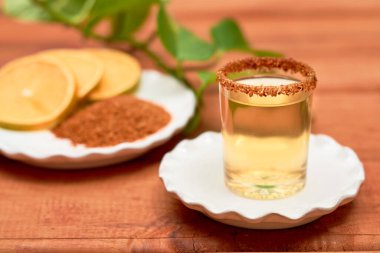Kırmızı biber ve portakallı Meksika mezcal shot 'ı.