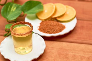 Acı biberli Mezcal shot, Meksika geleneksel içeceği.