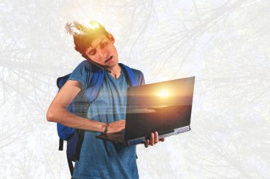 Dijital göçebe adam dünyayı dolaşıp çalışıyor.