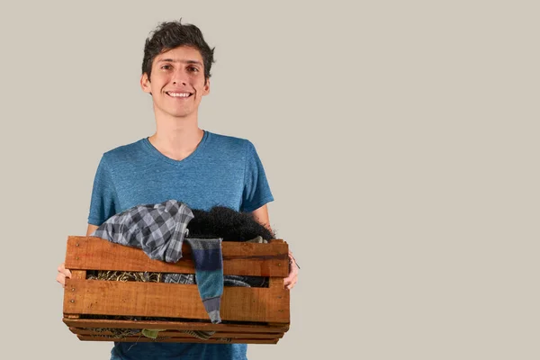 Młody Człowiek Drewnianą Skrzynką Ubrania Koncepcja Recyklingu Odzieży — Zdjęcie stockowe