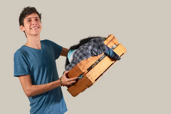 Jeune Homme Avec Boîte Bois Pour Don Vêtements Concept Recyclage — Photo