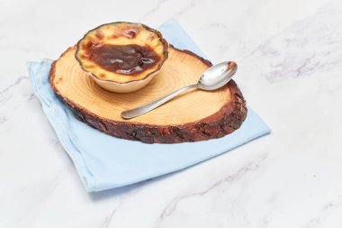 Mermer bir masada Jericalla. Guadalajara, Meksika 'dan geleneksel yemek..