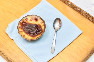 Kil tabakta Jericalla, tipik Guadalajara, Jalisco tatlısı..