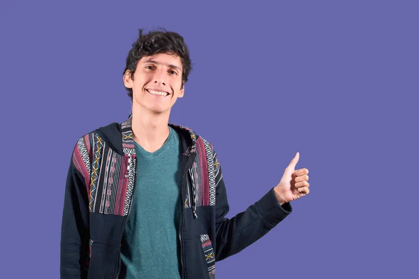 Молодий Латинський Чоловік Показує Великі Пальці Вгору Ізольовані Плоскому Тлі — стокове фото