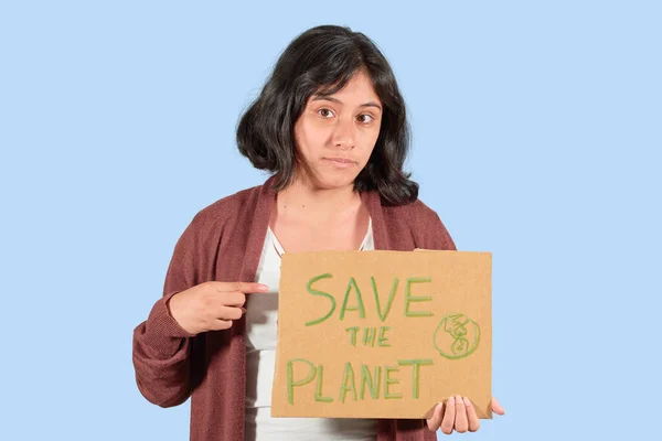 Joven Activista Latina Muestra Afiche Salvar Planeta Aislado — Foto de Stock