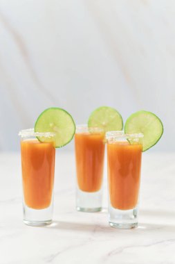 Noel Baba ve limonlu üç tekila shot. Meksika tekila için aperatif.