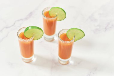 Noel Baba ve limonlu üç tekila shot. Meksika tekila için aperatif.