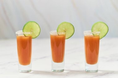 Noel Baba ve limonlu üç tekila shot. Meksika tekila için aperatif.