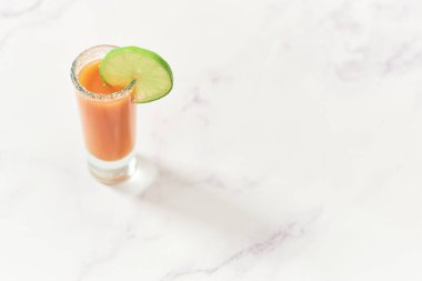 Sangrita ve limonlu tekila. Tekila için Meksika sindirimi.