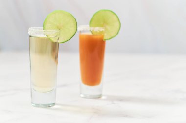 Sangrita ve tekila ile tekila shot. Meksika tekila için aperatif.