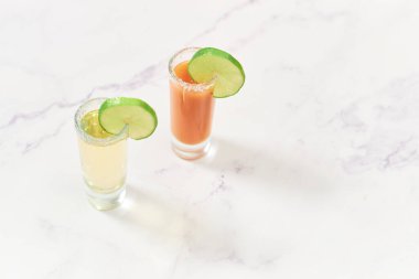 Sangrita ve tekila ile tekila shot. Meksika tekila için aperatif.