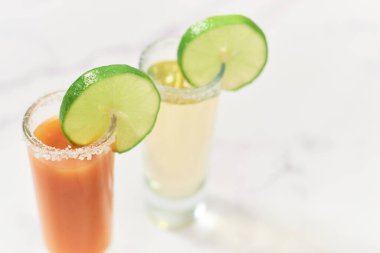 Sangrita ve tekila ile tekila shot. Meksika tekila için aperatif.