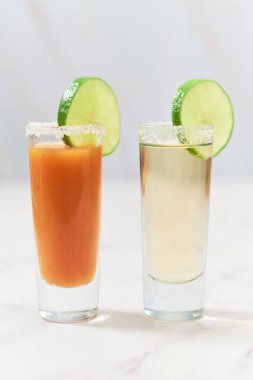 Sangrita ve tekila ile tekila shot. Meksika tekila için aperatif.
