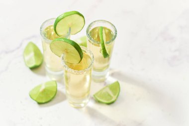 Limonlu ve tuzlu üç geleneksel tekila shot. Meksika geleneği.