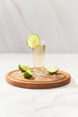 Tahta tahtada tekila tekila. Meksika alkollü içeceği.