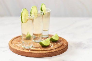 Tahta tahtada tekila shot seti. Meksika alkollü içeceği.