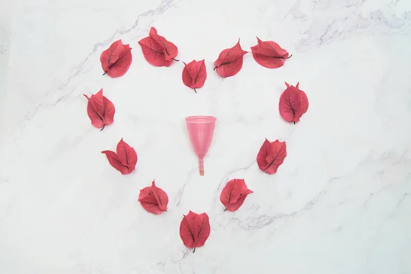 Многоразовая Менструальная Чашка Цветами Бугенвиллеи Форме Сердца — стоковое фото