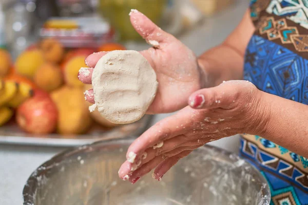 Mulher Mexicana Prepara Tortilhas Milho Sopes Com Mãos — Fotografia de Stock