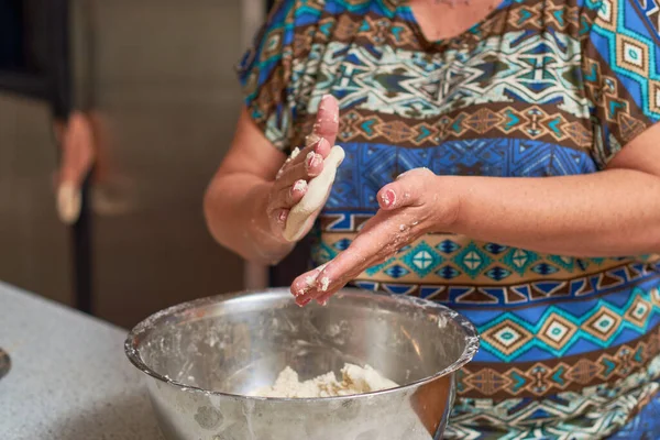 Meksykanka Przygotowuje Tortille Kukurydziane Lub Sopes Rękami — Zdjęcie stockowe