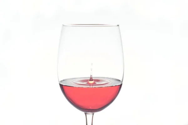 Gota Vinho Cai Copo Vinho Rosa Fundo Branco — Fotografia de Stock