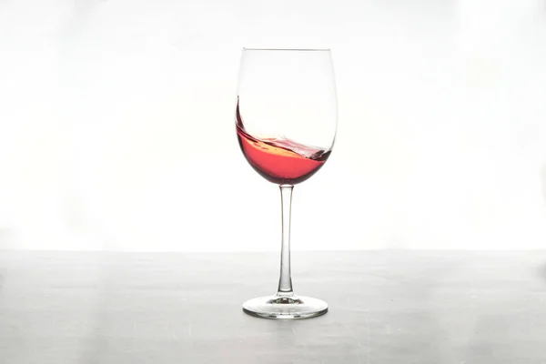 Bicchiere Vino Rosato Spruzzi Sfondo Bianco — Foto Stock