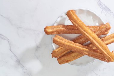 Meksika churros 'u ev yapımı bir tabakta servis edilir..