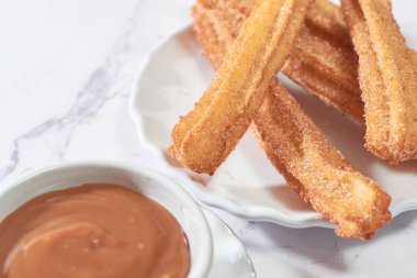 Meksika churros 'u ev yapımı bir tabakta servis edilir..