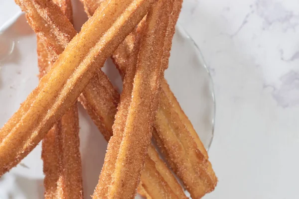 Şekerli ve tarçınlı ev yapımı İspanyol tatlısı..