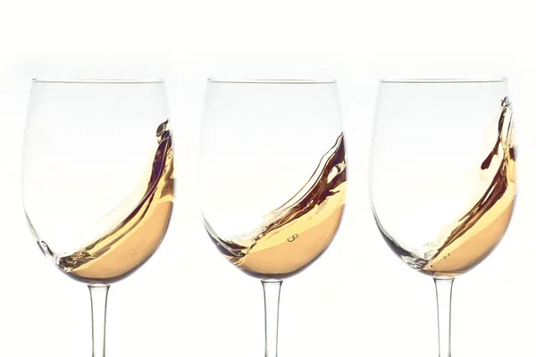 Tre Bicchieri Vino Bianco Spruzzi Sfondo Bianco — Foto Stock