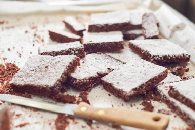 Metal tepside taze yapılmış çikolatalı brownie..