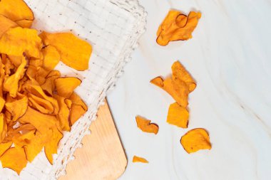 Masada lezzetli tatlı patates cipsi ile kase